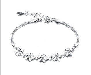 Fashionable silver bracelet